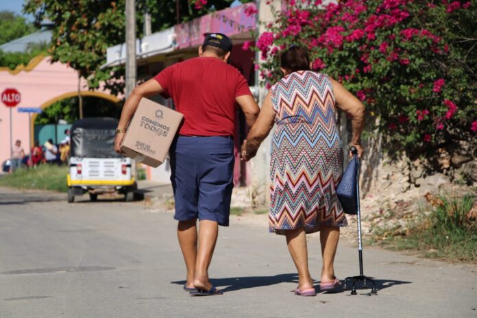 Pareja recibe su despensa Comemos Tod@s