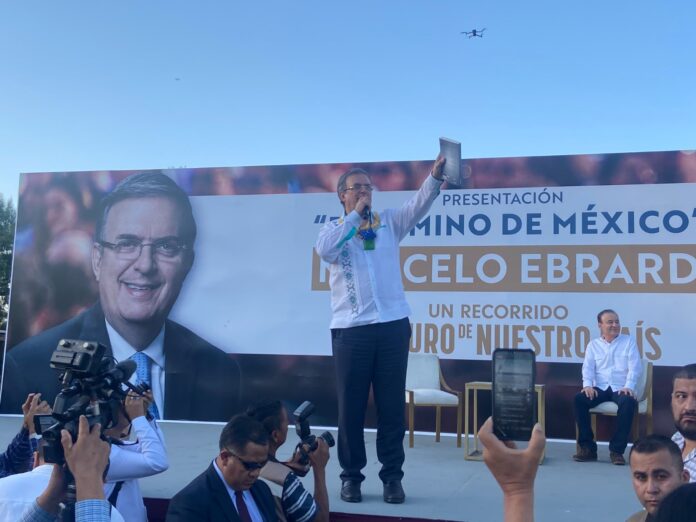 Marcelo Ebrard durante la presentación de su libro.