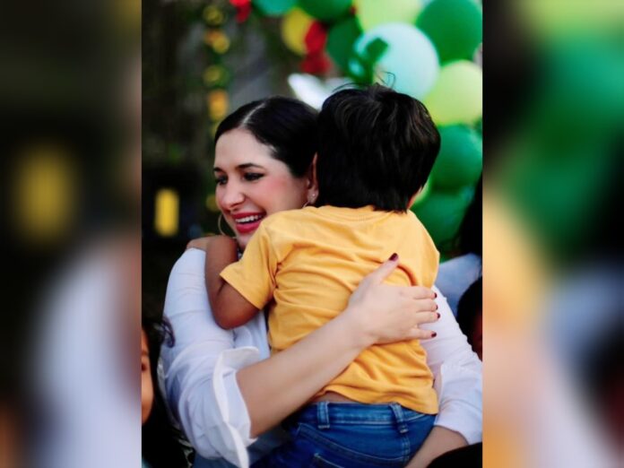 Estefanía Mercado abraza a un niño