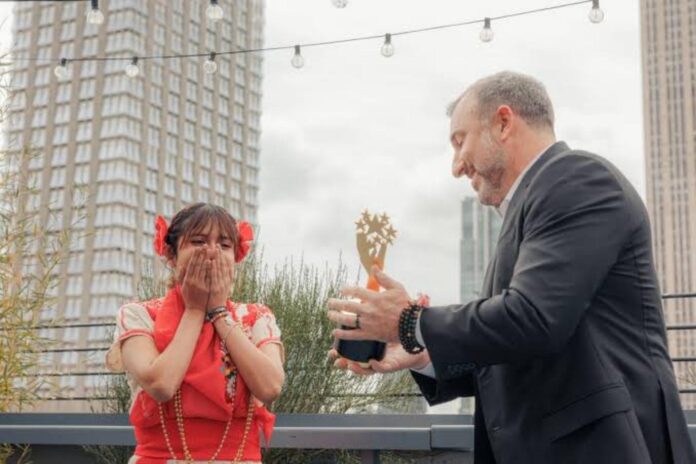 Ángela Olazarán gana premio a mejor estudiante del mundo